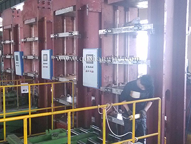 卡莫拉速利達(dá)實(shí)心胎硫化機(jī)